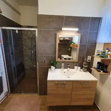 Pink Leander Apartman שיופוק
