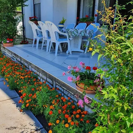 Pink Leander Apartman דירה שיופוק